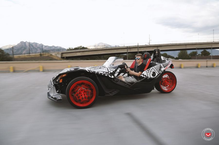  Polaris Slingshot on Vossen Wheels (ML-R3) 2017 года  (фото 14 из 24)